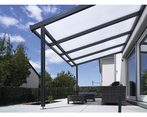 Terrassenüberdachung mit Polycarbonatplatten und Gartenmöbeln auf Terrasse