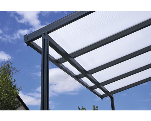 Detailansicht einer Terrassenüberdachung mit transparentem Dach und Rahmen