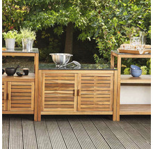 Gartenszene mit Outdoor-Küche aus Holz mit Arbeitsplatte und Schrankraum