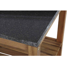 Detailansicht eines Gartentisches mit einer Platte aus Stein und einem Gestell aus Holz.