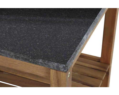 Detailansicht eines Gartentisches mit einer Platte aus Stein und einem Gestell aus Holz.