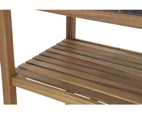 Detailansicht eines Holzregals mit Lattenrost