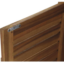 Detailansicht eines Holzgartenzauns mit Metallbeschlag.