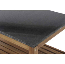 Detailansicht einer Gartenküche mit Arbeitsplatte aus Naturstein und Holzrahmen