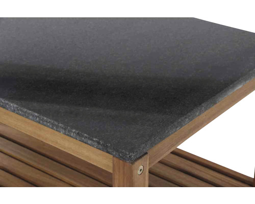 Detailansicht einer Gartenküche mit Arbeitsplatte aus Naturstein und Holzrahmen