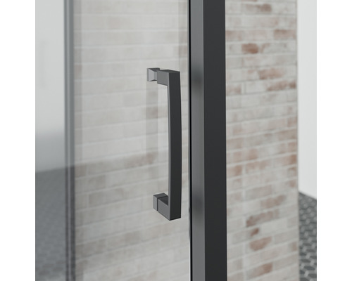 Detailansicht einer Duschkabine mit Griff