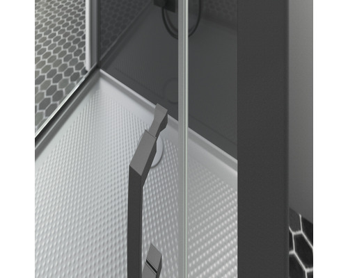 Detailaufnahme einer Duschkabine mit Griff und Rautenmuster an der Duschwanne