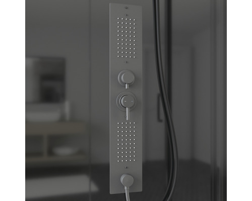 Duschpaneel mit Brausekopf und Regler in einem Badezimmer