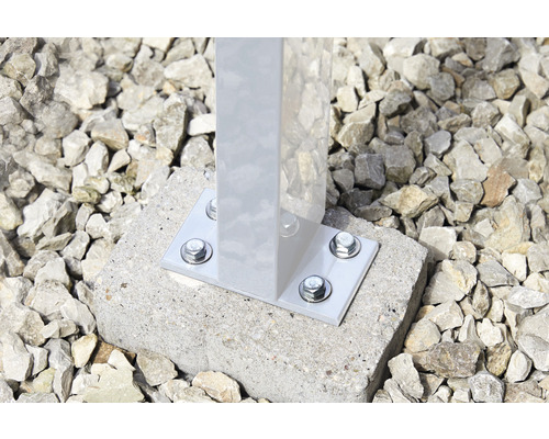 Pfostenanker aus Stahl auf Betonfundament mit Schrauben befestigt