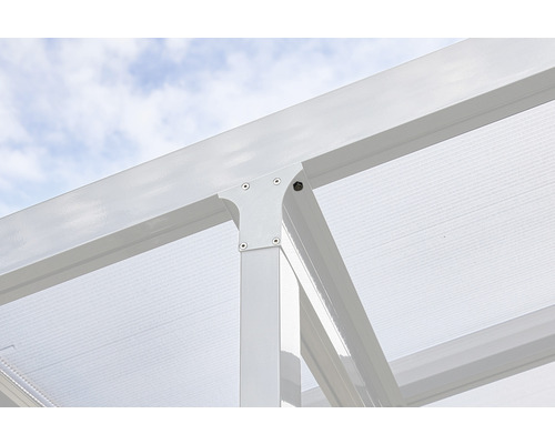 Detailansicht einer Terrassenüberdachung mit Aluminiumrahmen und transparenten Paneelen
