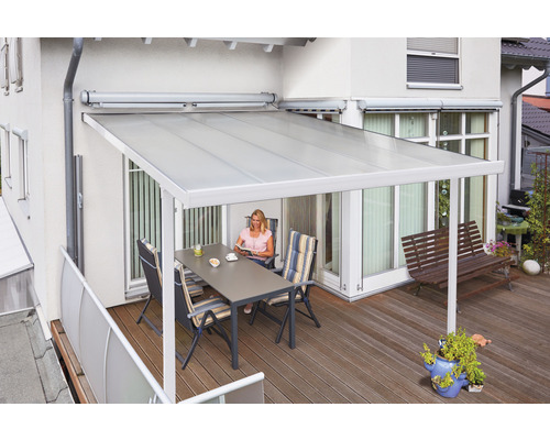 Terrasse mit Überdachung, Tisch und Stühlen auf einem Holzboden