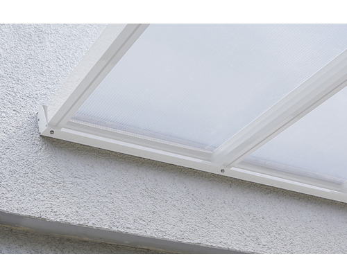 Detailansicht einer an einer Wand montierten Terrassenüberdachung mit lichtdurchlässigen Polycarbonatplatten.