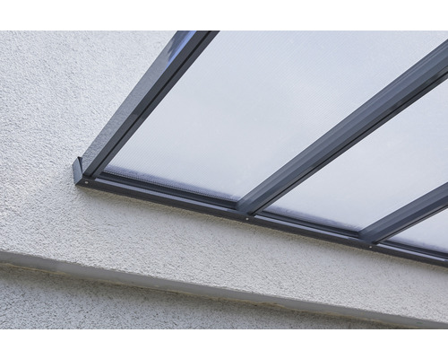 Nahaufnahme einer an einer Wand montierten Polycarbonat-Terrassenüberdachung