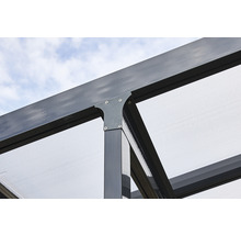 Detailansicht einer Terrassenüberdachung mit Metallrahmen und durchsichtigem Dach