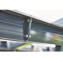 Detailansicht einer Metallkonstruktion mit Schrauben