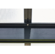 Detailansicht eines Carports mit transparentem Dach und Rahmen