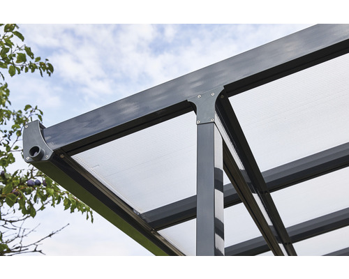 Detailansicht einer Terrassenüberdachung mit Aluminiumrahmen und transparenten Polycarbonatplatten
