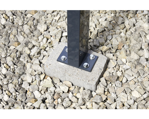 Befestigungspfosten auf Betonfundament mit Kies