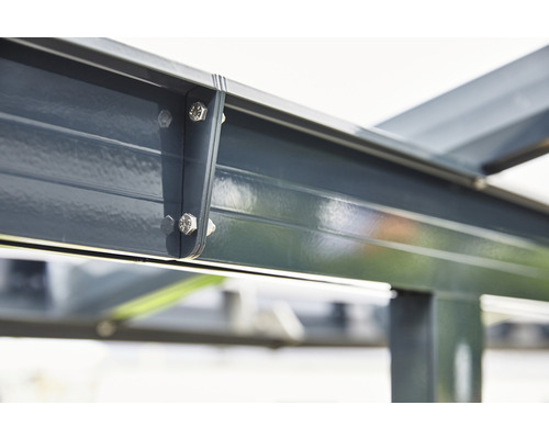 Detailansicht einer Terrassenüberdachungskonstruktion mit Schrauben