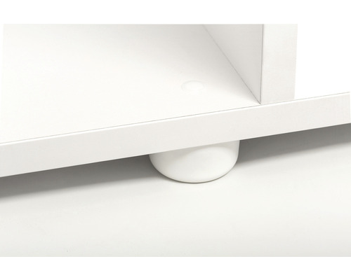 Detailansicht eines weißen Möbelstücks mit rundem Fuß