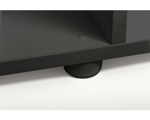 Detailansicht eines schwarzen Möbelstücks mit Fuß