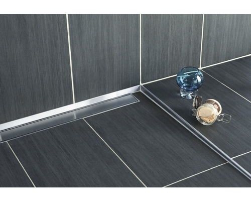 Badezimmer mit gefliestem Boden, Duschrinne aus Edelstahl und Dekorationsgegenständen