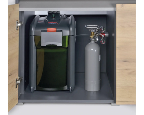 Aquariumschrank mit Außenfilter und CO2-Flasche