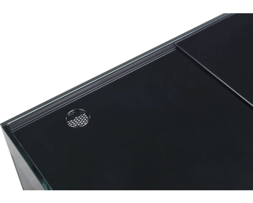 Detailansicht eines Aquariums mit schwarzer Abdeckung und Belüftungsöffnung