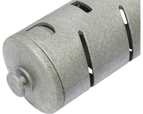 Nahaufnahme eines Insektenhotels mit Schlitzen und Knopf