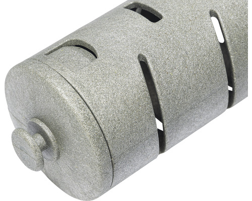 Detailansicht eines grauen Insektenhotels mit Öffnungen zur Belüftung und zum Beobachten