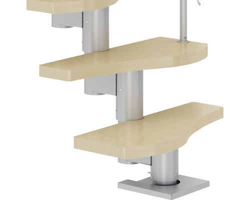 Raumspartreppe mit Holzstufen und Metallgeländer