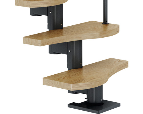 Detailansicht einer Wendeltreppe mit Holzstufen und Metallgeländer