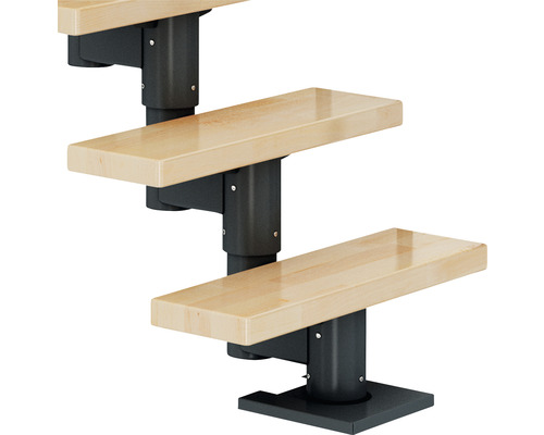 Treppe mit Holzstufen und Metallgestell