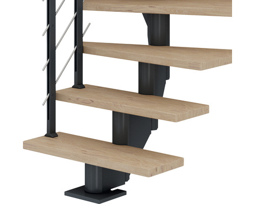Detail einer Treppe mit Holzstufen und Metallgeländer