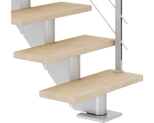 Detailaufnahme einer Treppe mit Holzstufen und silberfarbenem Geländer