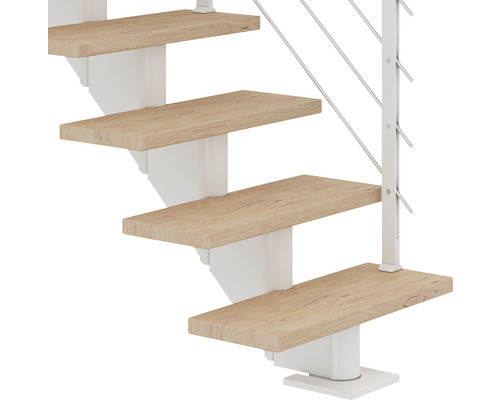 Holztreppe mit Metallgeländer