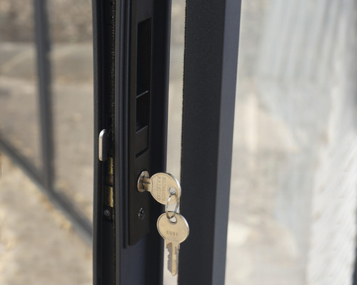 Detailansicht eines Türschlosses mit Schlüssel