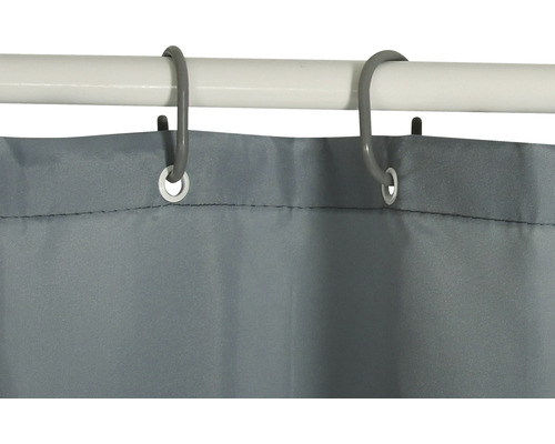 Grauer Duschvorhang mit grauen Duschvorhangringen an einer weißen Stange
