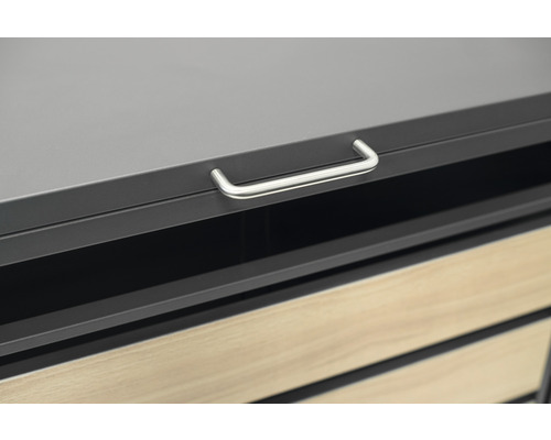 Detailansicht einer Kommode mit Schublade und Griff