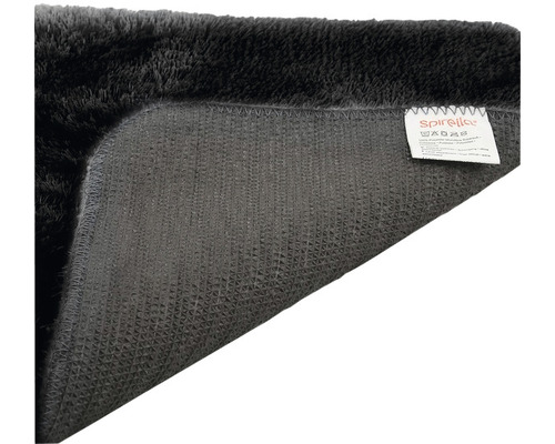 Detailansicht eines schwarzen Teppichs mit Flor und Textiletikett