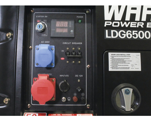 Bedienfeld eines Stromerzeugers mit Steckdosen, Schaltern und Anzeigen