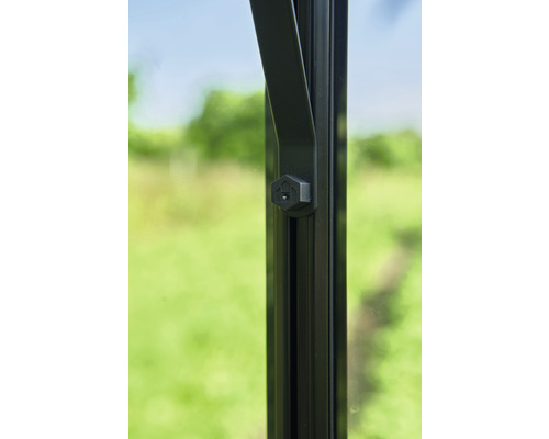 Detailansicht eines Fensteröffners an einem Gewächshausfenster.