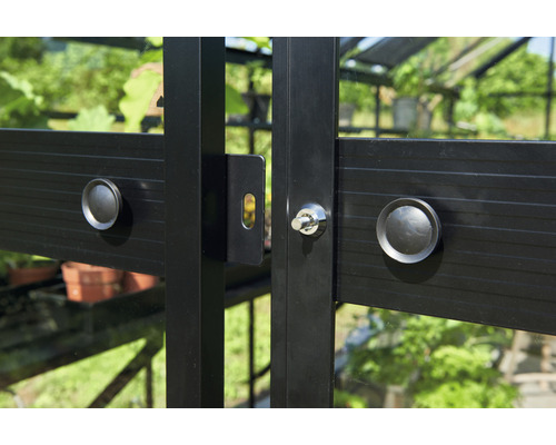 Detailaufnahme eines Gewächshauses mit Türgriff und Schloss