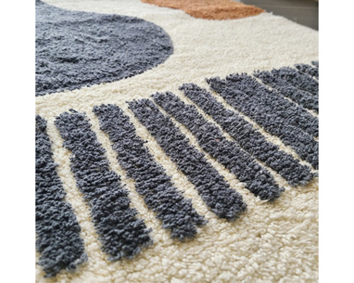 Detailansicht eines Teppichs mit geometrischen Mustern