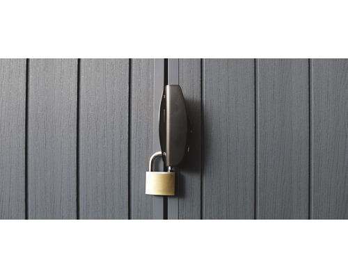 Metallschloss an einer grauen Gartentür
