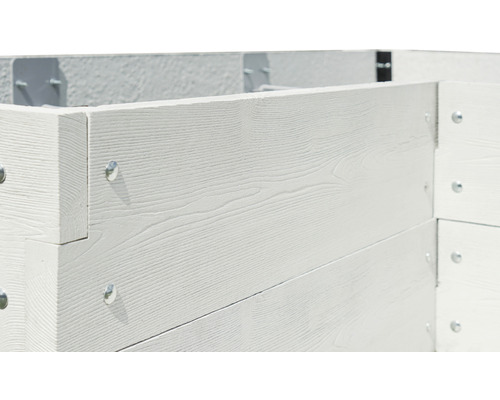 Detailaufnahme eines Hochbeets aus Holz mit Schrauben.