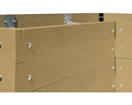 Detailansicht eines Hochbeets aus Holz mit Schrauben