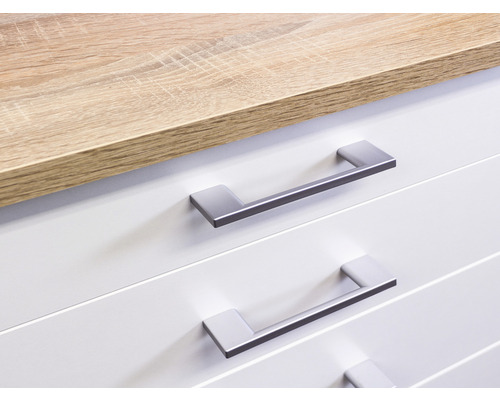 Detailaufnahme eines Möbels mit Schubladen und Metallgriffen