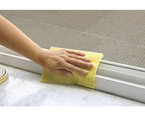 Reinigung eines Fensterrahmens mit einem Tuch