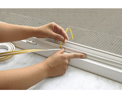 Anbringen eines Dichtungsbands an einem Fensterrahmen